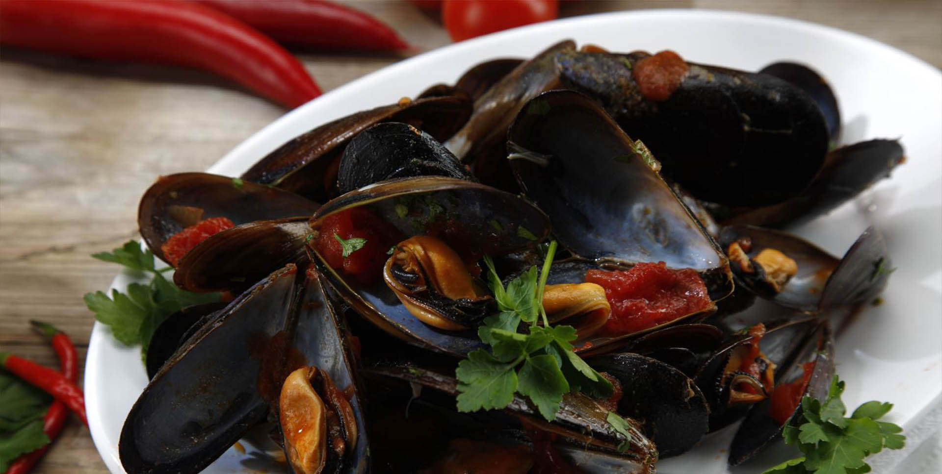 Pepata di cozze con salsa pronta di pomodoro ciliegino al peperoncino, ricetta di casa Agromonte