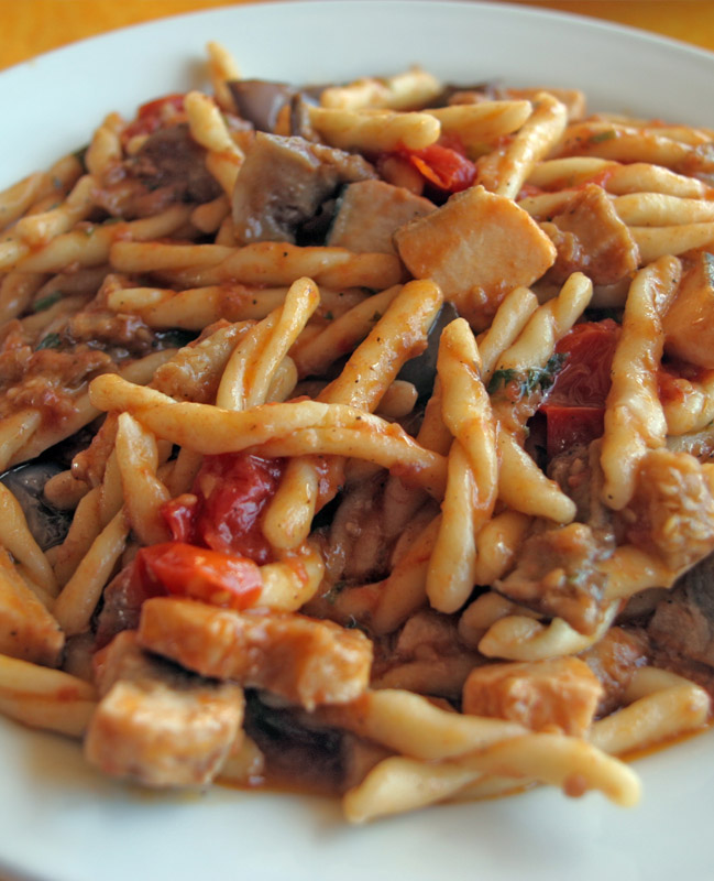 Ricetta di casa Agromonte: Strozzapreti con salsa pronta di ciliegino, pesce spada e menta